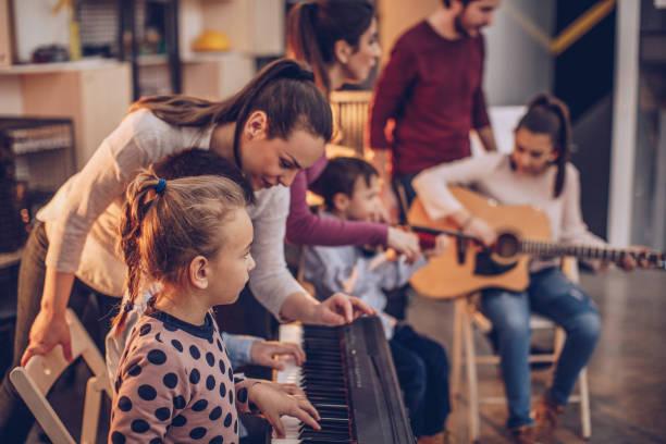 Musiklärare visar piano och gitarr